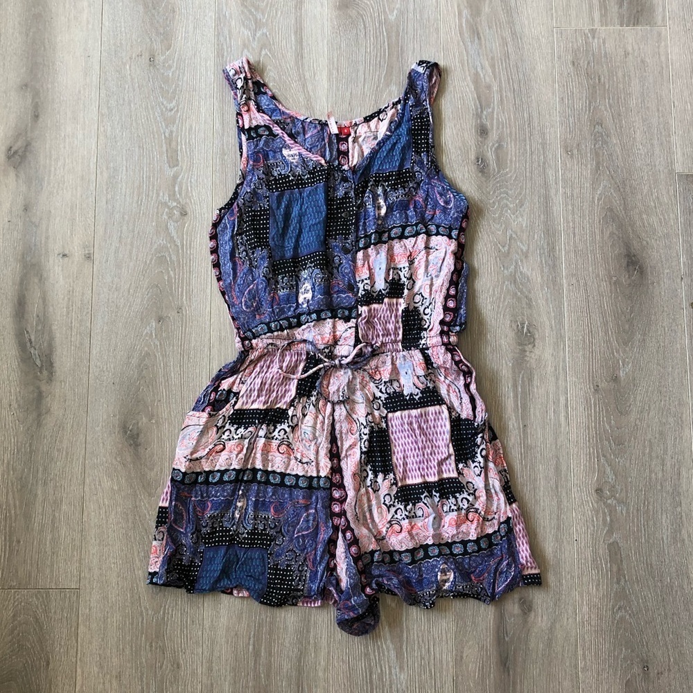 VNL Styleline Shorts Romper - Picture 2 of 6